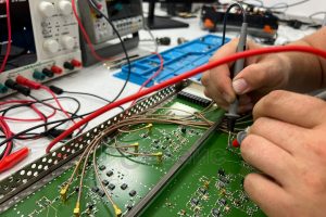 Что подразумевает проверка сложных электронных узлов и почему она так важна