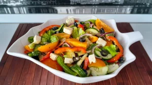 Греческий салат: как приготовить освежающий шедевр средиземноморской кухни