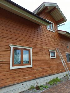 Покраска деревянного дома под ключ: полное руководство от подготовки до финального блеска