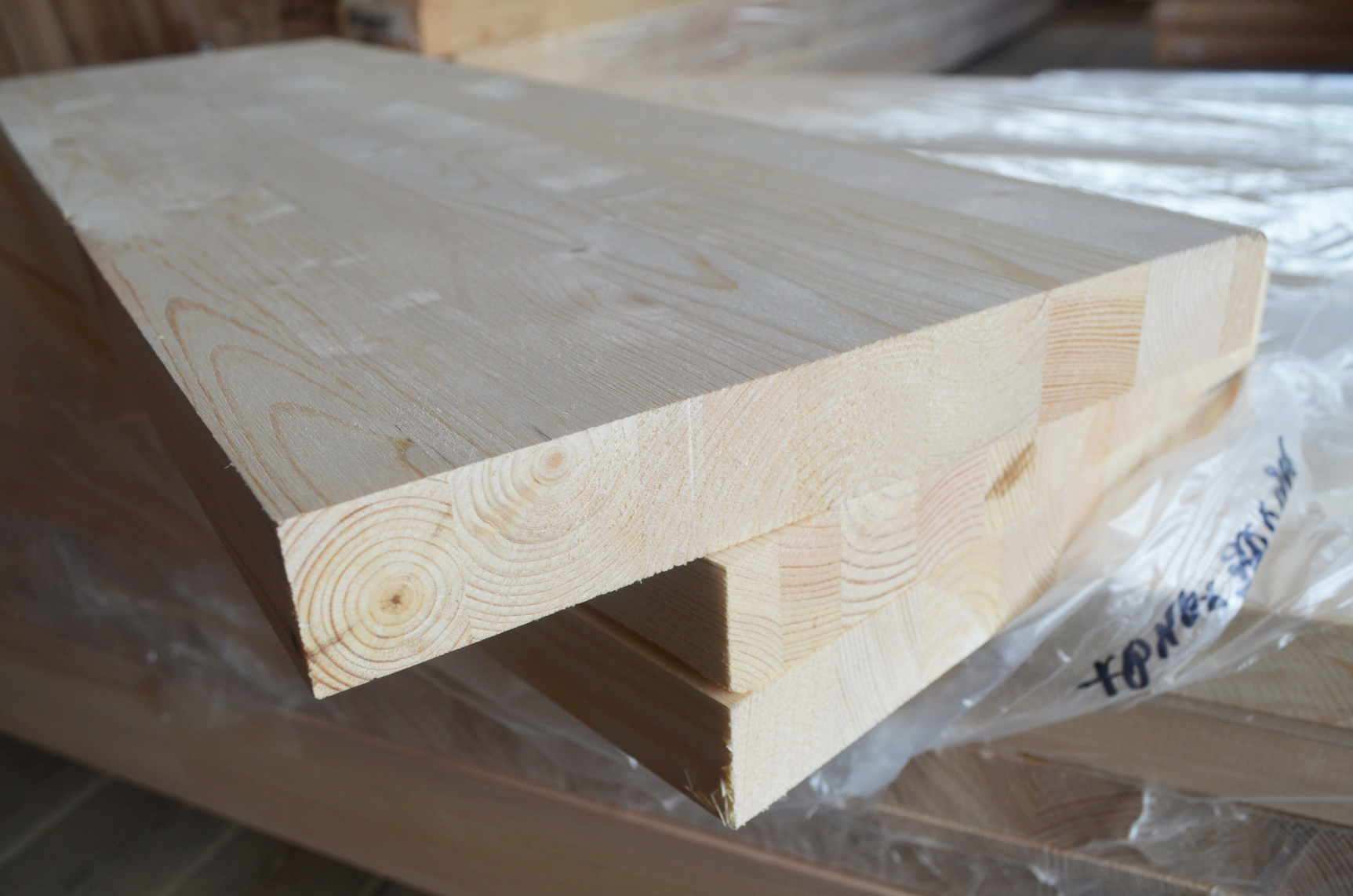 Сосна в строительстве лестниц: почему дерево остаётся фаворитом дизайнеров