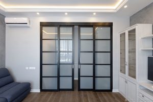 Как стеклянные перегородки меняют пространство: практический гид для владельцев квартир и офисов